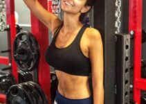 Amanda Curvelo Arones standing in the gym in her sports clothes, looking fit and lean