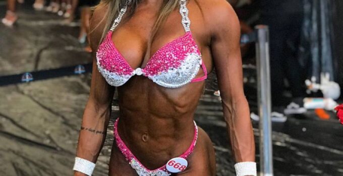 Susana Rodriguez posing backstage in her bikini, looking ripped and aesthetic