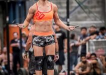 Yazmin Arroyo Loaiza jumping ropes during a CrossFit event