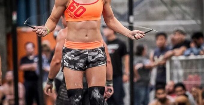 Yazmin Arroyo Loaiza jumping ropes during a CrossFit event