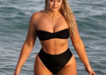 Iskra Lawrence posing for the photo while standing in the sea, looking fit and lean