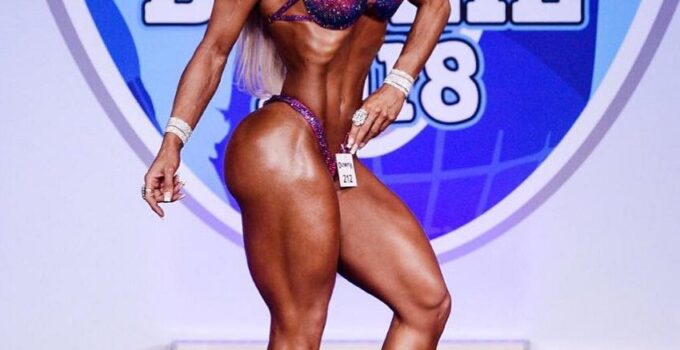 Mari Carvalho posing on the Mrs. Olympia Amateur Brazil 2018, looking fit and toned