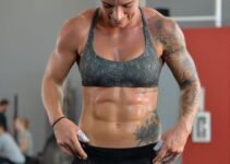 Lauren Herrera flexing her bulging abs for a photo