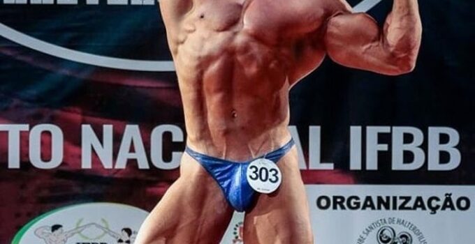 Caique Meirelles doing a frank zane and Zyzz pose on the bodybuilding stage