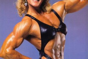 Ellen van Maris flexing her biceps for the photo