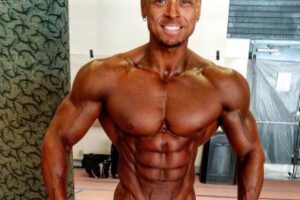 Felipe Franco posing tanned up after a bodybuilding show