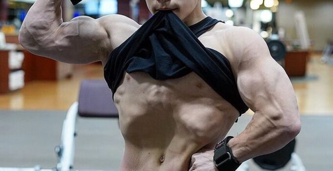 Tristyn Lee flexing his biceps looking fit and strong