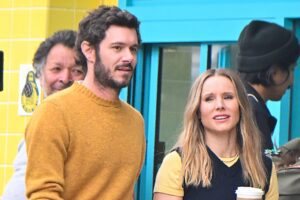 Adam Brody en rabbin sexy dans le film Netflix « Nobody Wants This »