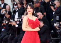 Jenna Ortega en robe rouge 'Beetlejuice' au Festival de Venise : Photos