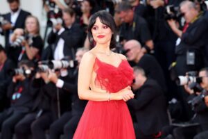 Jenna Ortega en robe rouge 'Beetlejuice' au Festival de Venise : Photos