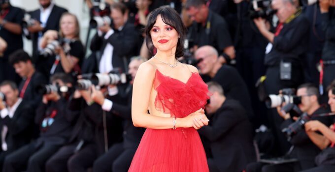 Jenna Ortega en robe rouge 'Beetlejuice' au Festival de Venise : Photos