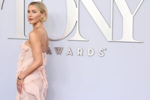 Julianne Hough évoque sa sexualité 5 ans après son coming-out comme 'pas hétéro'