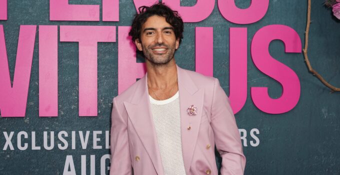 Justin Baldoni et sa famille passent une journée au parc d'attractions malgré le drame movie.