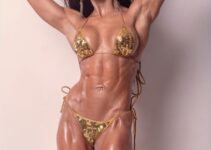 Muri Rodrigues displaying her ripped and aesthetic figure in a bikini