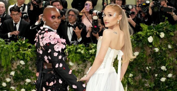 Ariana Grande et Cynthia Erivo : Nouvelles photos de 'Wicked' dévoilées