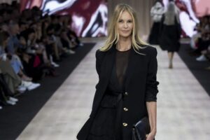 Elle Macpherson parle de son combat « inattendu » contre le cancer du sein