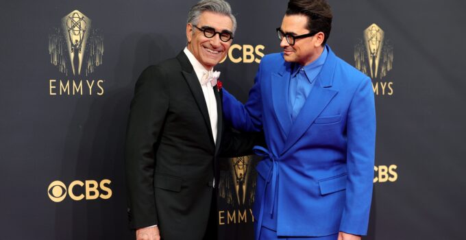 Eugene et Dan Levy : Découvrez les animateurs des Emmy Awards 2024 !