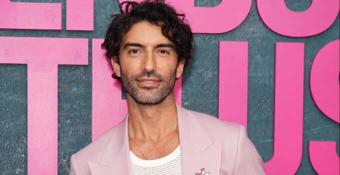 Justin Baldoni adresse un message touchant aux victimes de violences domestiques