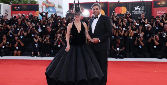 Lady Gaga et Michael Polansky éblouissent sur le tapis rouge de Venise