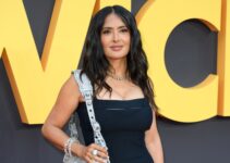 Salma Hayek célèbre ses 58 ans avec des photos en bikini - Hollywood Life