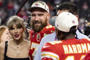 Travis Kelce révèle que Taylor Swift crée des stratégies de football pour lui