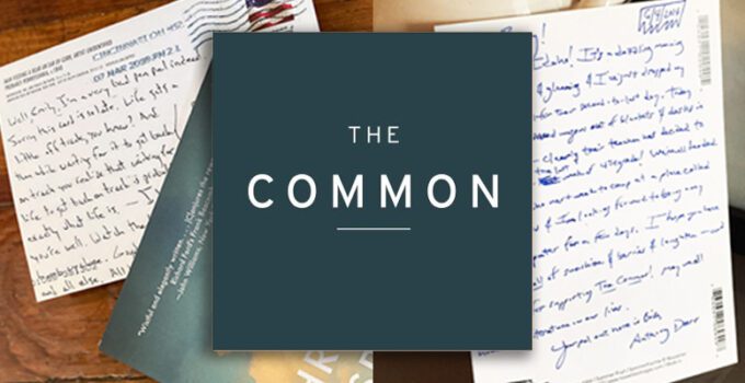 Enchérir sur une note de votre auteur préféré à la vente aux enchères de cartes postales de The Common.