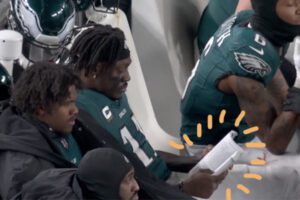 Un joueur NFL lisant un livre: une victoire pour la lecture?