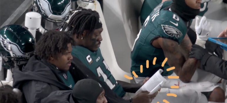 Un joueur NFL lisant un livre: une victoire pour la lecture?